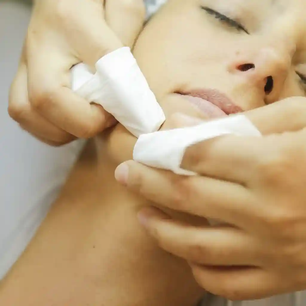Limpieza Facial Profunda Todos Los Pasos: Higenización, Exfoliación, Vaporozono, Ablanda Comedones, Extracción, Alta Frecuencia, Peeling Ultrasónico, Mascarilla, Serum, Crema Hidratante, Protector Solar, Asesoria Skincare